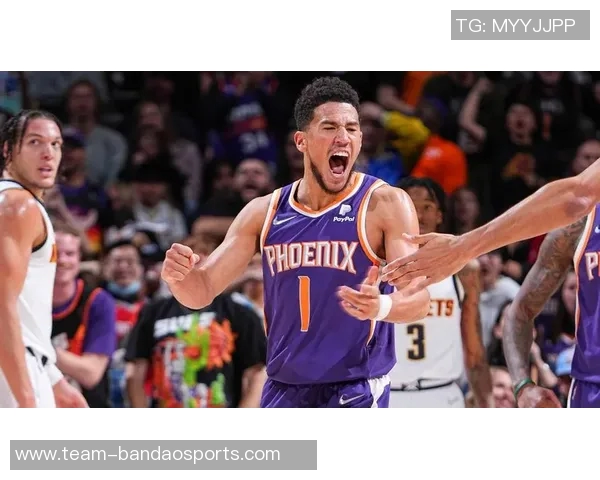 布克半场展现得分能力9投4中贡献14分2板5助表现抢眼 布克半场展现得分能力9投4中贡献14分2板5助表现抢眼