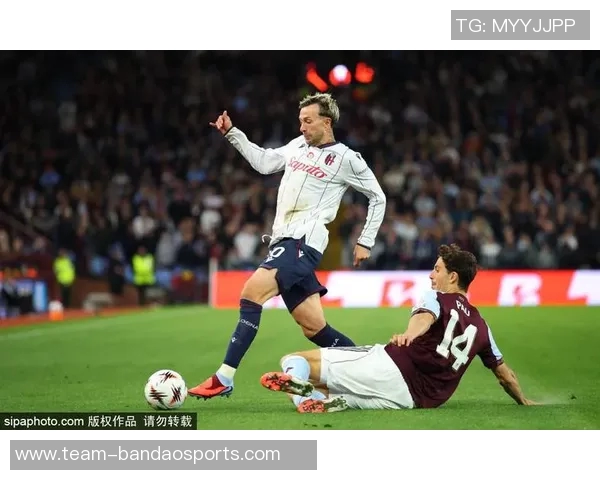 拉什福德在家观看阿斯顿维拉欧联比赛表达对老东家的支持与情感 拉什福德在家观看阿斯顿维拉欧联比赛表达对老东家的支持与情感