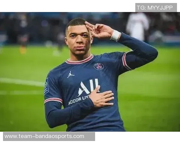 小姆巴佩绝平巴黎后模仿姆巴佩庆祝动作姆总在看台笑逐颜开