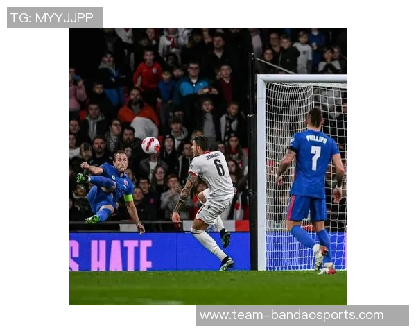 奇克重返英格兰国家队七年后获赠纪念帽子表达喜悦之情 奇克重返英格兰国家队七年后获赠纪念帽子表达喜悦之情