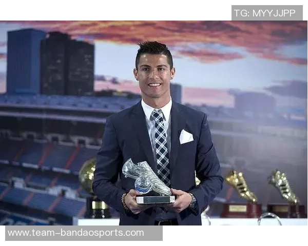 C罗荣获葡萄牙环球声望奖赞誉其辉煌职业生涯成就 C罗荣获葡萄牙环球声望奖赞誉其辉煌职业生涯成就