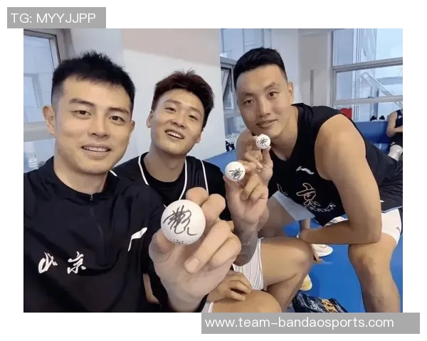 翟晓川与赵睿方硕共赏王楚钦比赛现场气氛热烈嗓音嘶哑尽显激情 翟晓川与赵睿方硕共赏王楚钦比赛现场气氛热烈嗓音嘶哑尽显激情