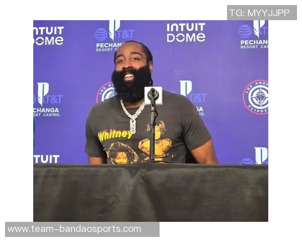 哈登赞范甘迪定制文化衫展现疯狂热情全力支持球队 哈登赞范甘迪定制文化衫展现疯狂热情全力支持球队