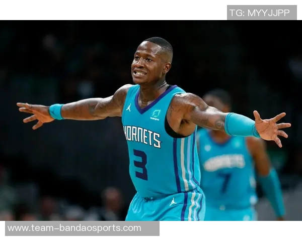 罗齐尔出庭时手铐脚镣加身穿着黄蜂队连帽衫引发关注 罗齐尔出庭时手铐脚镣加身穿着黄蜂队连帽衫引发关注