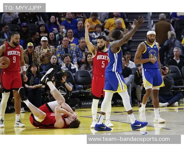 狄龙表现抢眼18投7中砍下18分布克出手数的两倍展现实力 狄龙表现抢眼18投7中砍下18分布克出手数的两倍展现实力