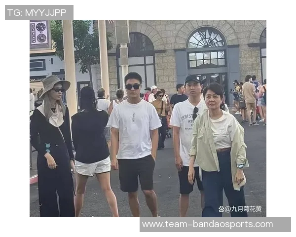 嫂子颜值爆表何猷君携妻儿共庆揭幕战与孩子生日欢乐时光 嫂子颜值爆表何猷君携妻儿共庆揭幕战与孩子生日欢乐时光