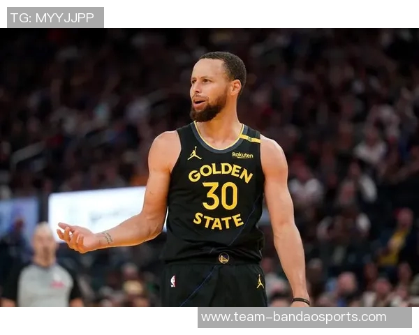 库里半场表现亮眼砍下15分5板4助助力球队取得领先 库里半场表现亮眼砍下15分5板4助助力球队取得领先