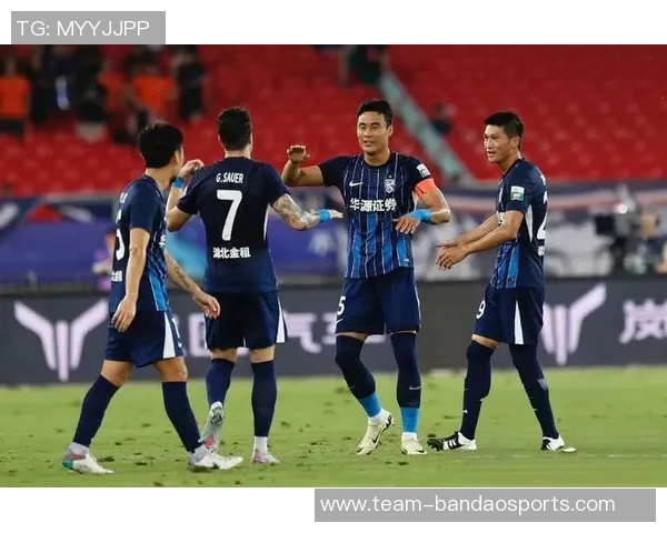 杨一鸣肘击被红牌罚下新鹏城领先后遭遇人数劣势 杨一鸣肘击被红牌罚下新鹏城领先后遭遇人数劣势