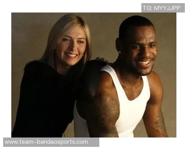 詹姆斯户外活动与三位美女合影俏皮吐舌嫂子知道吗