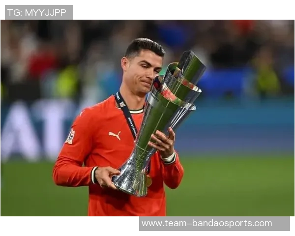 C罗荣获葡萄牙环球声望奖在社交媒体分享喜悦与感激之情 C罗荣获葡萄牙环球声望奖在社交媒体分享喜悦与感激之情